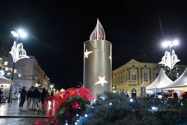 FOTO Zagreb, Split, Osijek, Sl. Brod, Vodice i ostali. Pogledajte adventsku čaroliju, ali i gužvu!