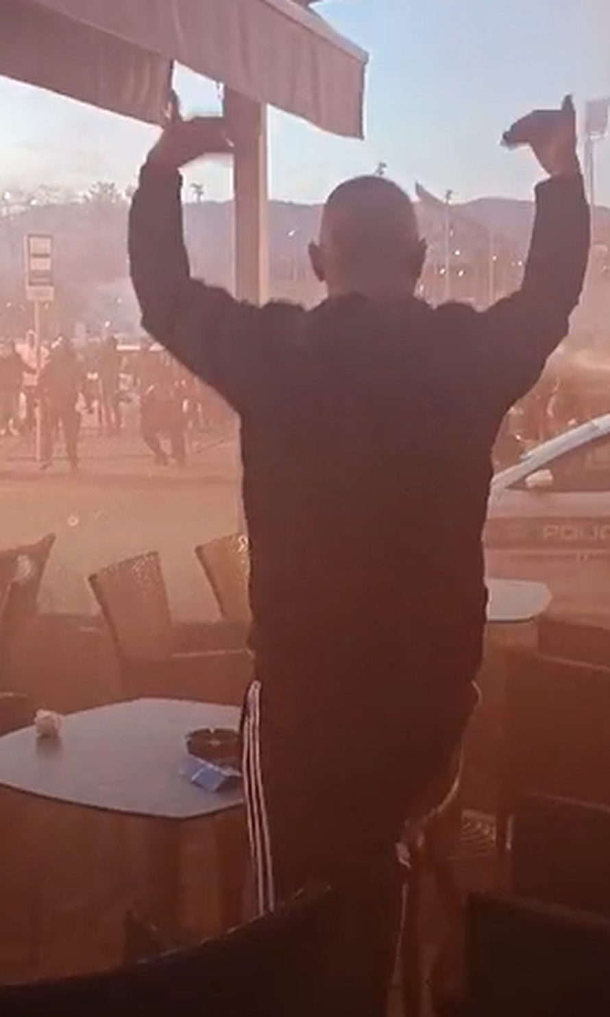 VIDEO Pogledajte što je policija našla na Maksimiru! Suzavcem odbili huligane nakon derbija