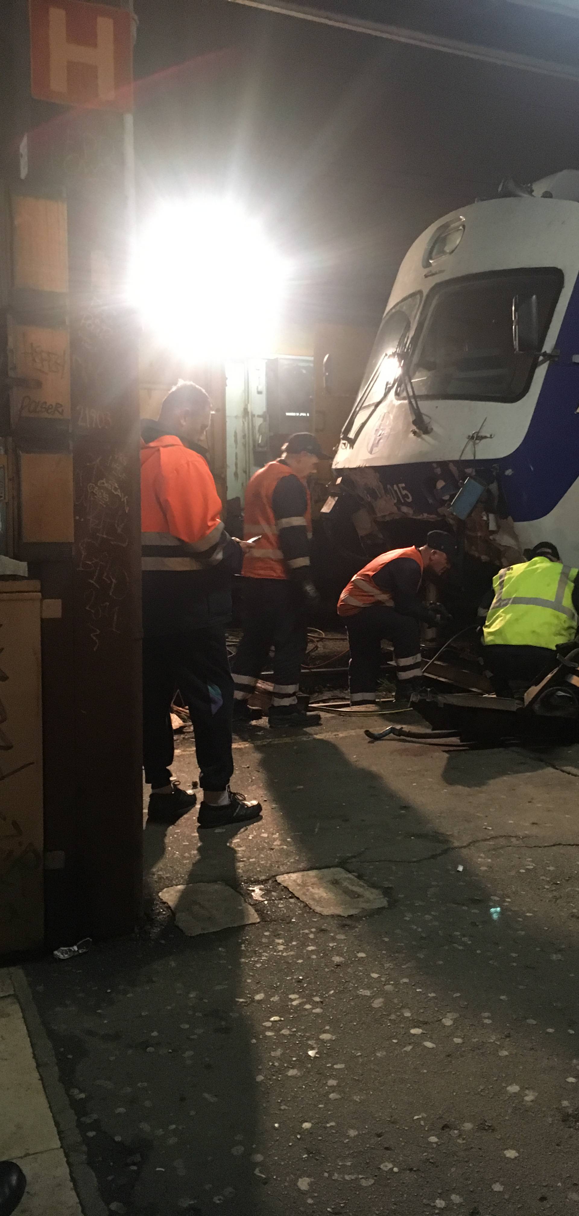 Radnici HŽ-a popravljaju vlak koji se popodne zabio u beton