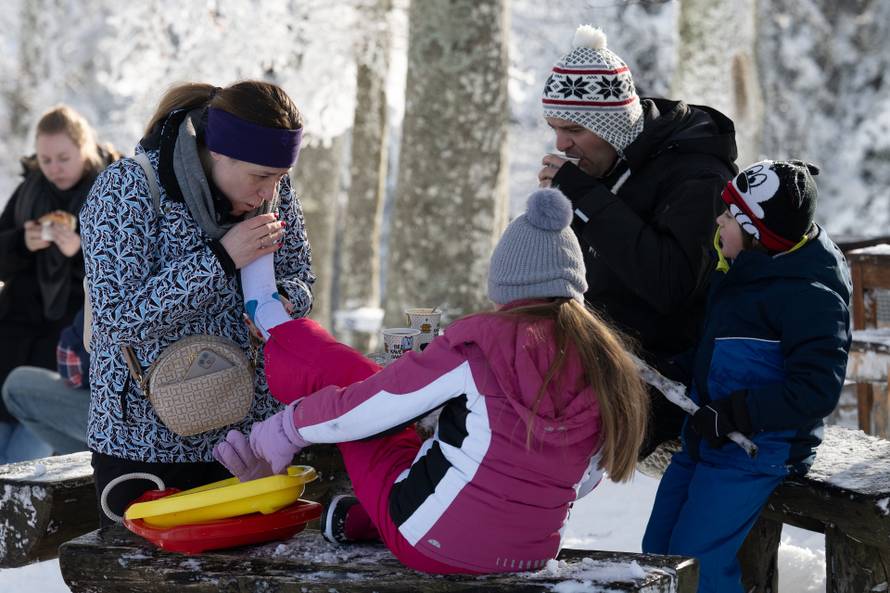 Zagreb: Građani uživaju u suncem okupanom Sljemenu 