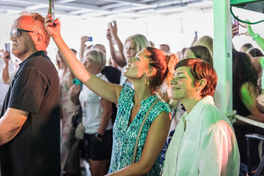 Split: Koncert u čast Oliveru Dragojeviću  na trajektu za Velu Luku