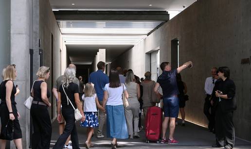 FOTO Milano u suzama: Fanovi, prijatelji i suradnici opraštaju se od legendarnog Armanija...