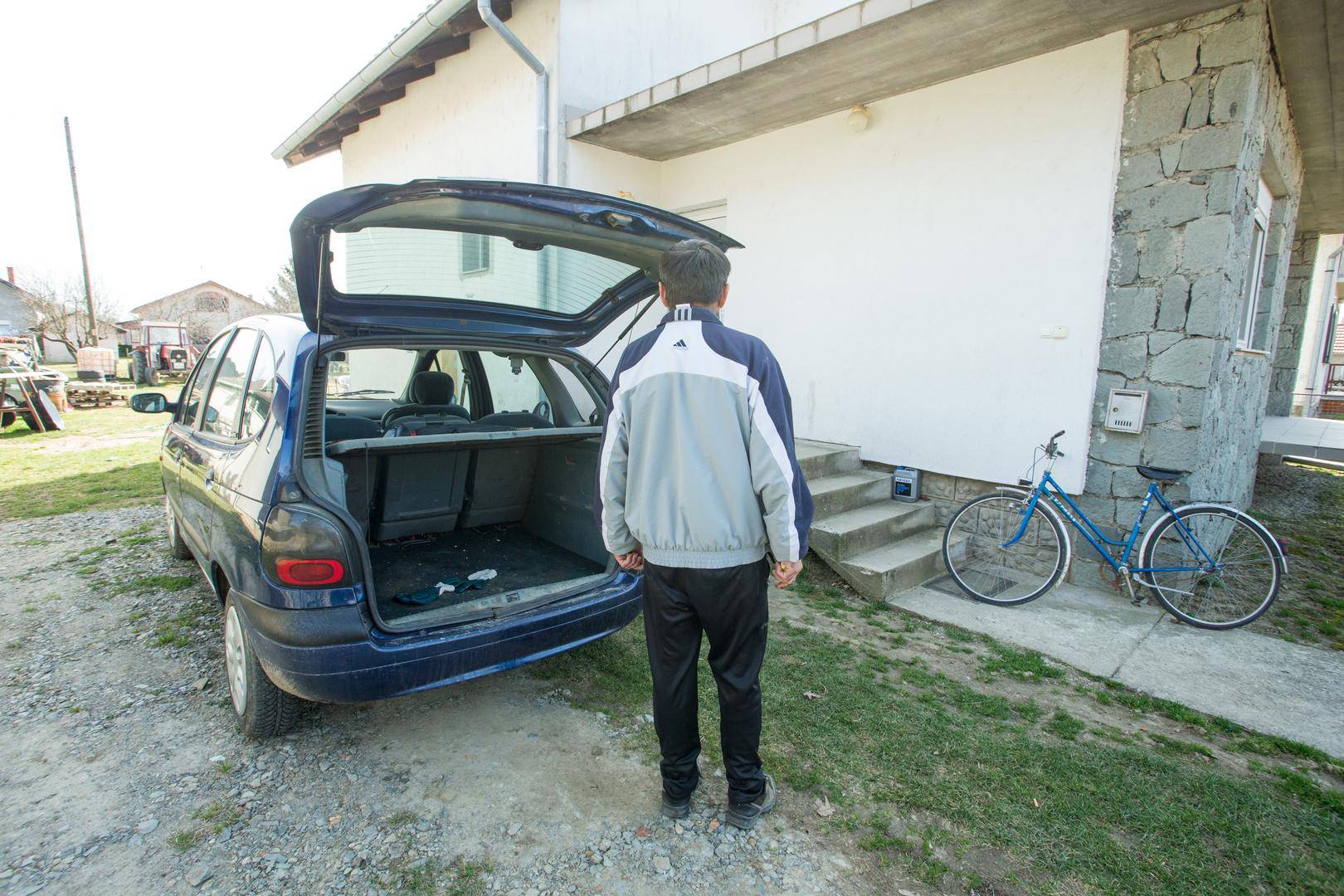 'Stavio mi je nož pod vrat pa mi naredio da sjednem u auto'