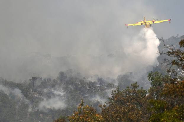 FOTO Kanaderi cijeli dan u akciji: Pogledajte kako gase požare diljem Dalmacije