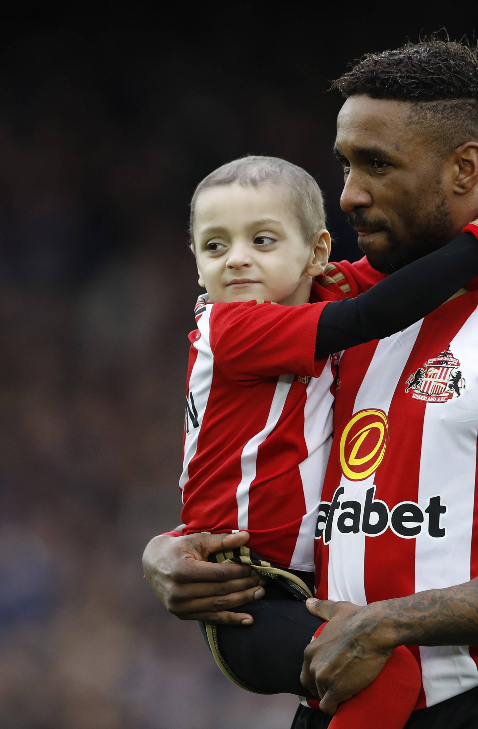 Sunderland's Jermain Defoe carries out young Sunderland fan Bradley Lowery before the match