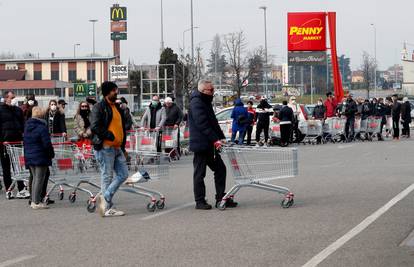 Talijani pohrlili po namirnice: Opustošili police u trgovinama