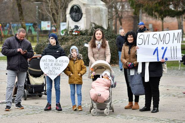 Građani na Trgu Republike u znak podrške kirurzima: 'I naš tata je dao otkaz zbog mobinga'