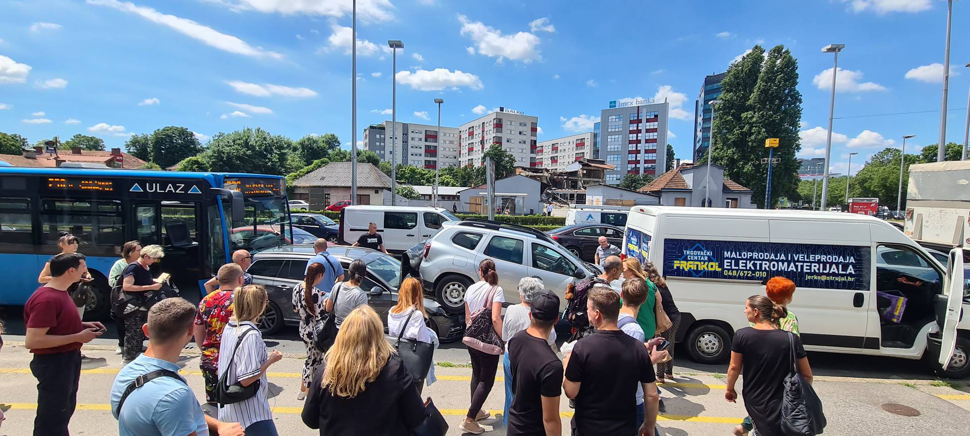 Pogledajte video: Veliki lančani sudar u Zagrebu: ZET-ov bus je pokosio aute na Heinzelovoj!