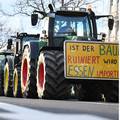 Njemačku blokiralo 100.000 traktora, djeca u školu moraju pješice na temperaturi od -13°C