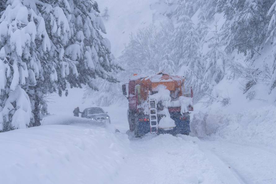 U Vrhovinama i Babinom Potoku palo je oko 50 do 80 cm snijega 