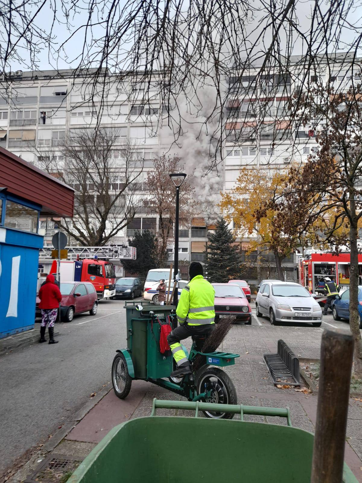 Požar u stanu u Zapruđu: Ljudi su u panici napuštali zgradu, dvoje ih se nagutalo dima...