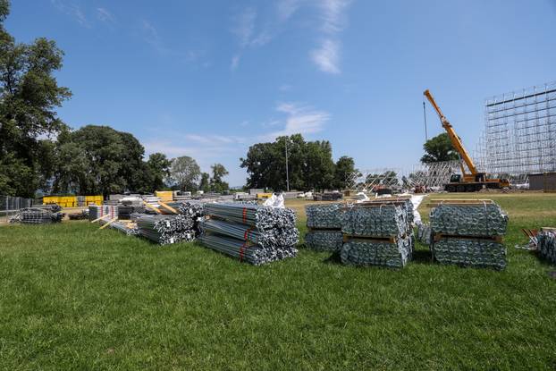 Zagreb: Postavljanje pozornice za koncert Marka Perkovića Thompsona 