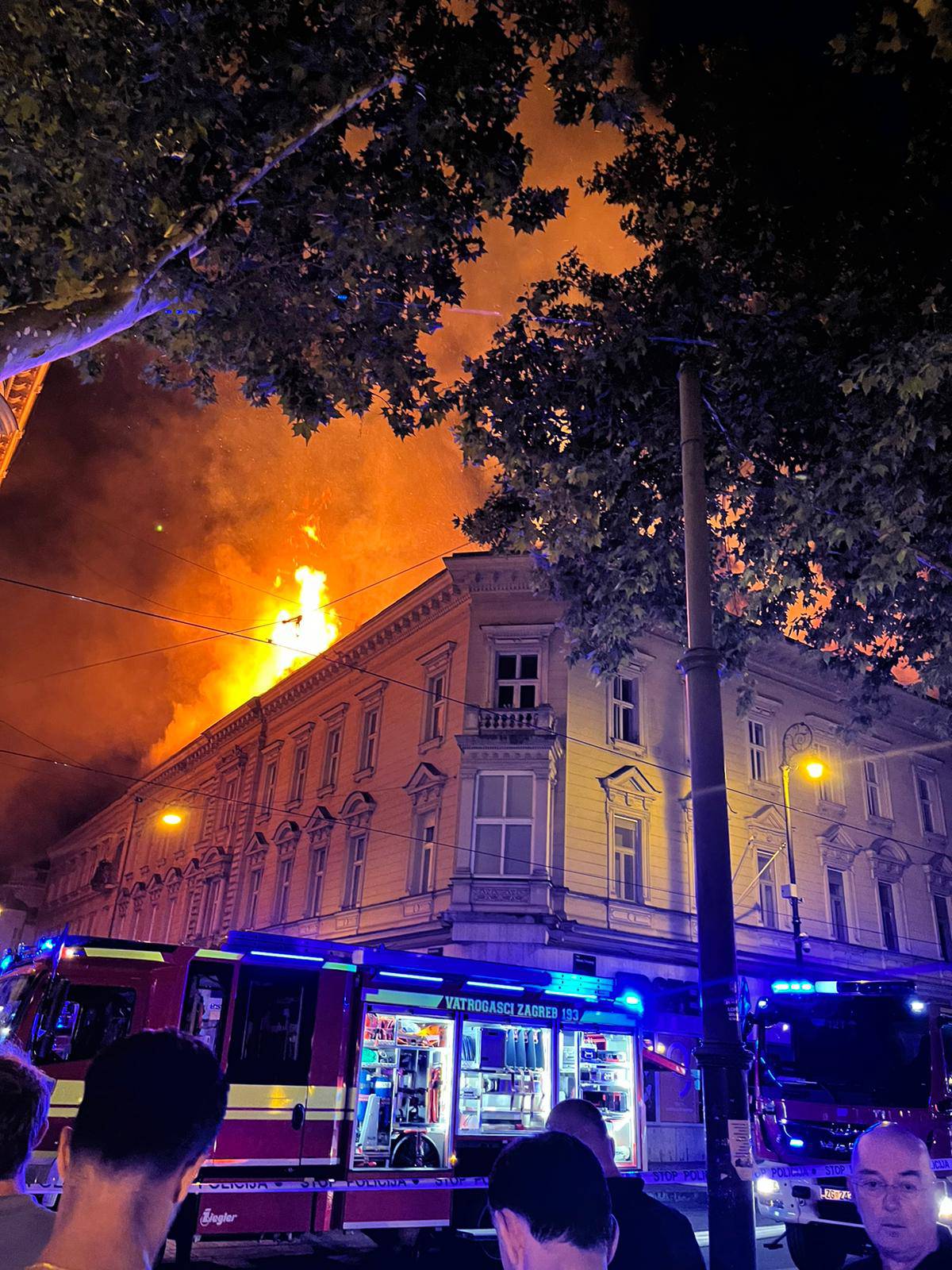 VIDEO Drama u centru Zagreba, gorjela zgrada na Zrinjevcu: 'U zadnji tren smo pobjegli vani!'