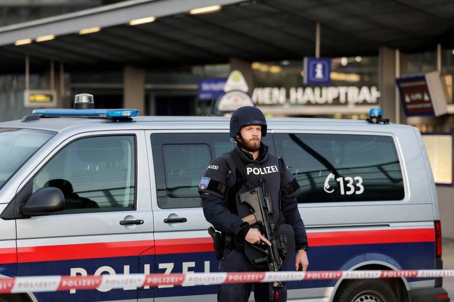 Vienna Central Station closed due to an unspecified threat