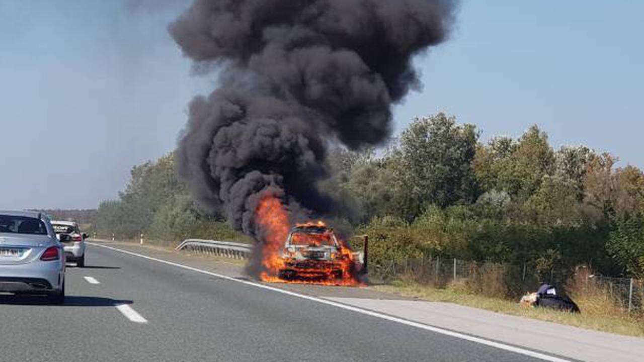 'Vozač je u nevjerici promatrao kako mu vatra guta automobil'