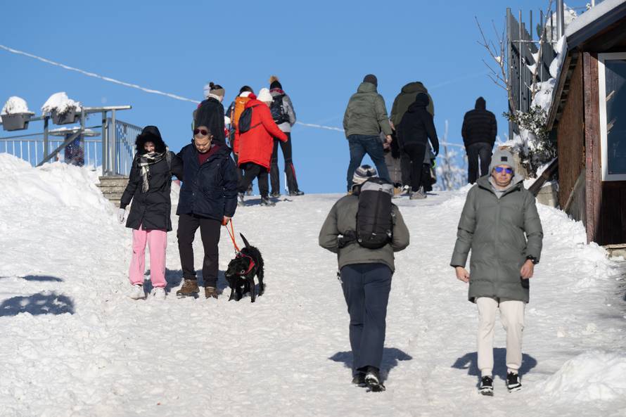 Zagreb: Građani uživaju u suncem okupanom Sljemenu 