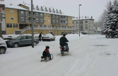 Djed mopedom vukao sanjke sa svojim unukom