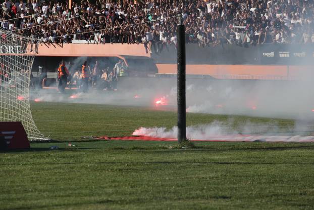 Šibenik: Utakmica prekinuta uslijed zapaljene ograde, gašenje u tijeku
