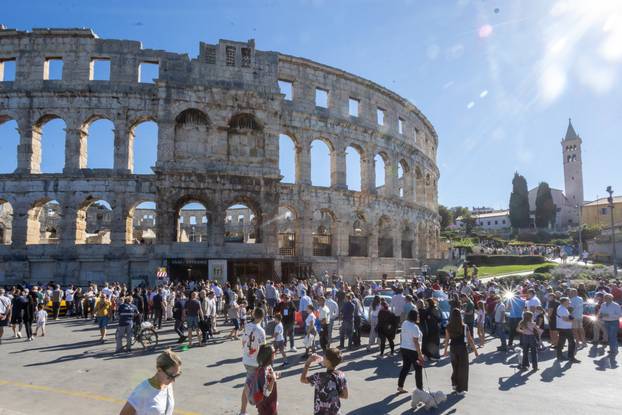 Pula: Ferrari vozila ispred pulske Arene