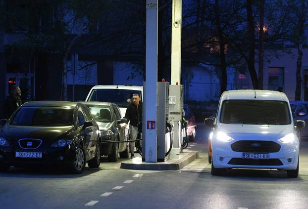 Sisčani pohrlili na benzinske postaje uoči poskupljenja 