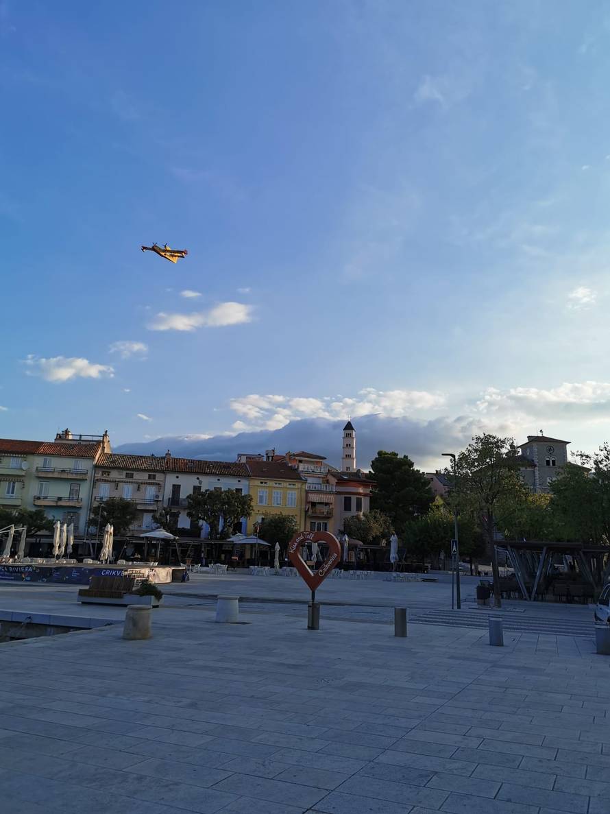 VIDEO Opet gori kod Crikvenice. Jedan kanader morao se vratiti jer je uletio u jato golubova?