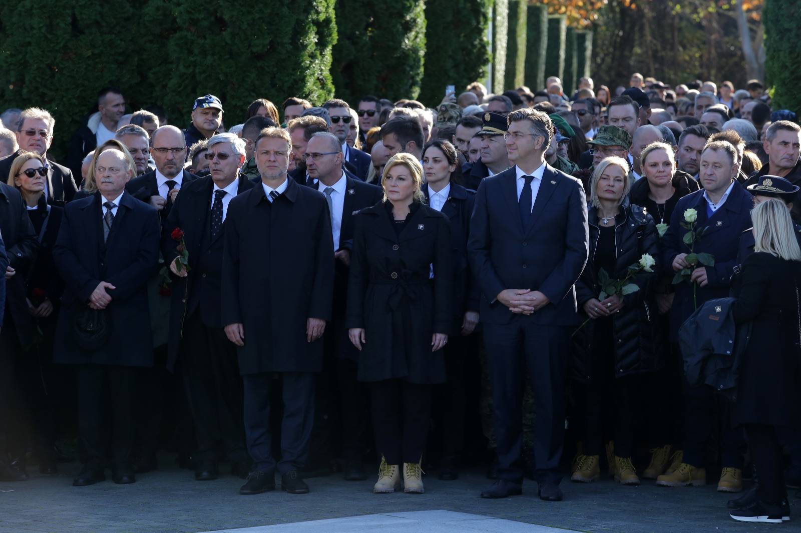 Vukovar: Brojna izaslanstva na Memorijalnom groblju položila vijence za poginule