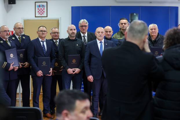 Zagreb: Tomo Medved dodjelio braniteljske zahvalnice postrojbama koje su sudjelovale u akciji Plitvice