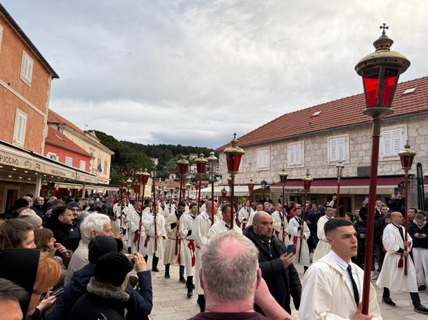 VIDEO Evo kako je križonoša završio procesiju u Jelsi: Cijelu noć nosio križ od 15 kilograma