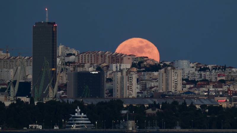 FOTO Pogledajte nevjerojatne prizore rijetkog plavog Mjeseca koji je zasjao iznad Hrvatske!