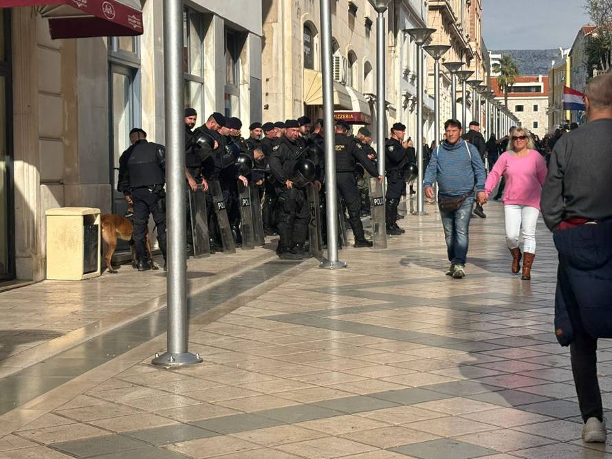 FOTO Gotov prosvjed na Rivi: Torcidaši su došli pred zgradu suda i urlali 'Za dom spremni'