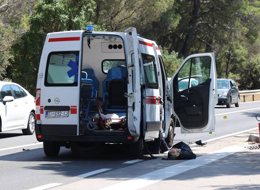 Šibenik: Sudar automobila i vozila saniteta kod Morinjskog mosta, šest osoba prevezeno u bolnicu 
