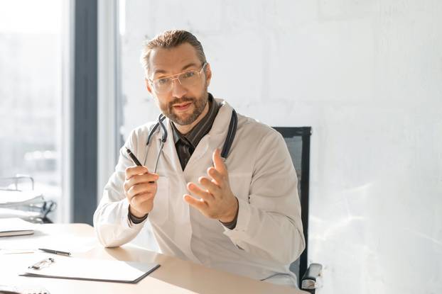 The doctor talks to the patient and explains to the patient the specifics of diagnosis and treatment.