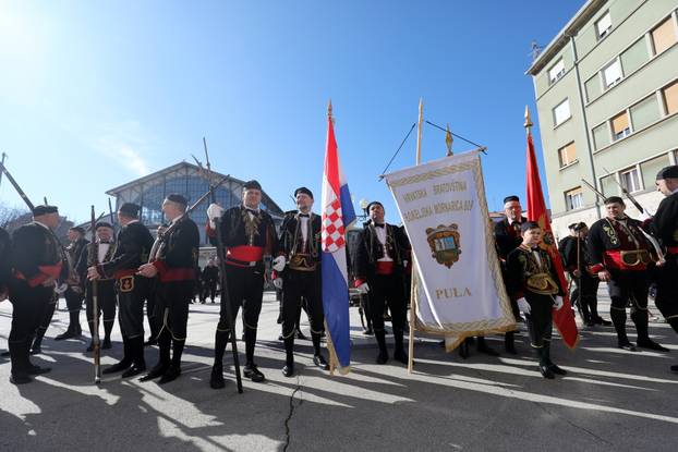 Pula: Mimohod Bokeljske mornarice u Puli