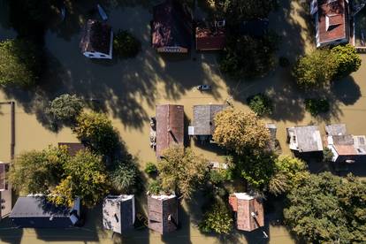 FOTO Dramatični prizori iz Mađarske: Ljudi čamcima plove ulicama, sve je pod vodom