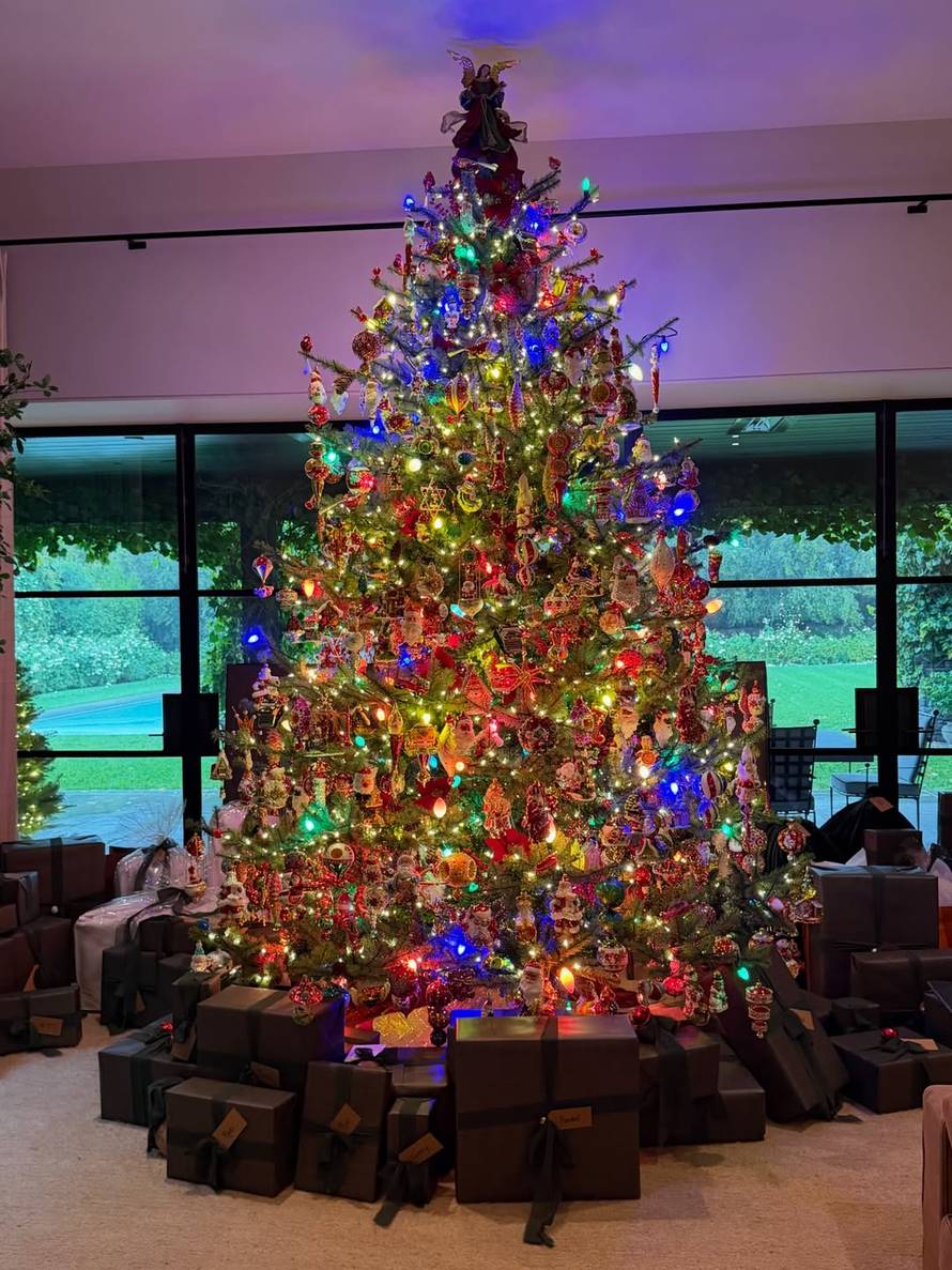 Kris Jenner (70) stisnula se uz 25 godina mlađeg partnera i odmah pokrenula raspravu...