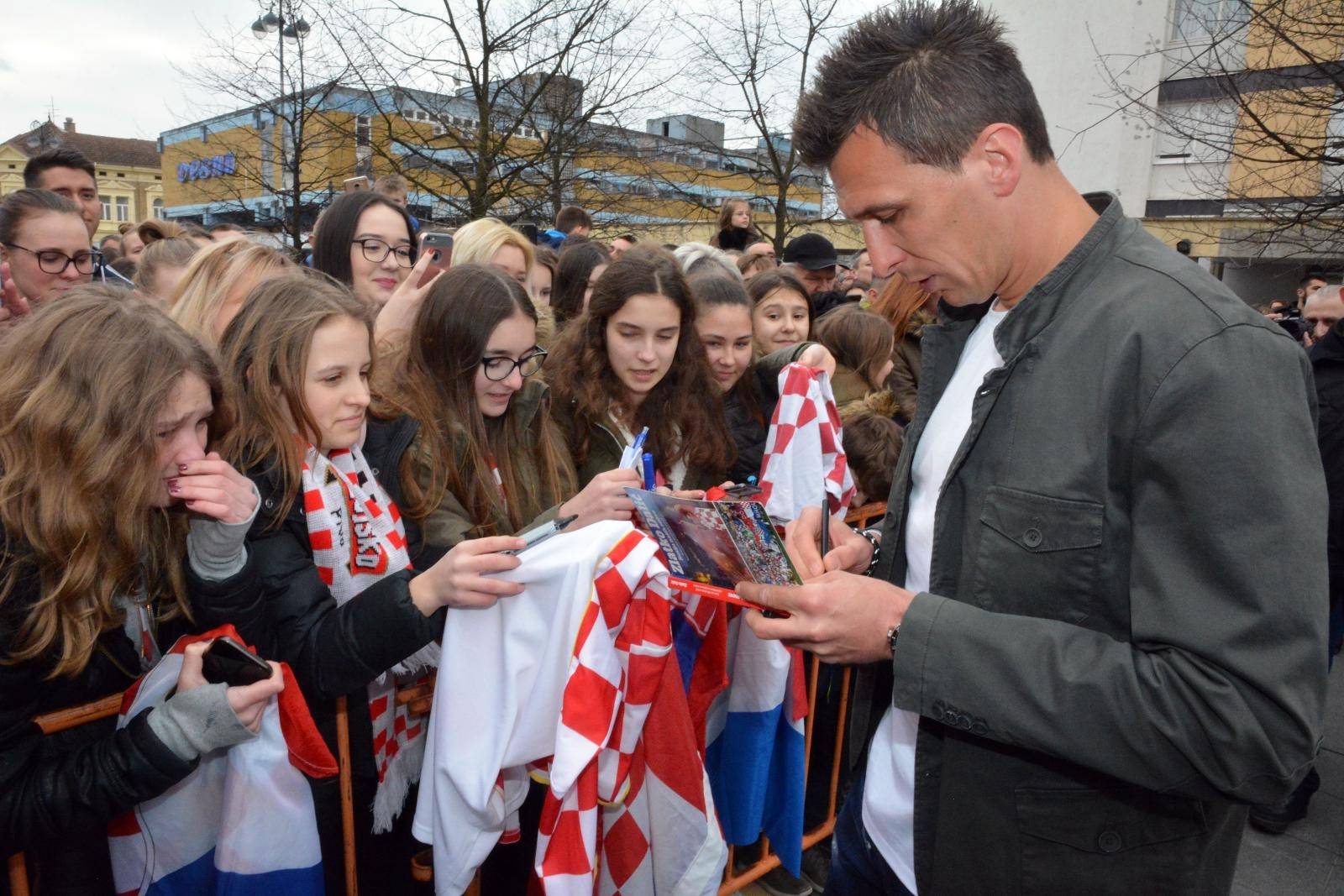 Slavonski Brod: Mario Mandzukic, Ivan Rakitic i Ivica Olic dobili spomen ploÄe na gradskom korzu