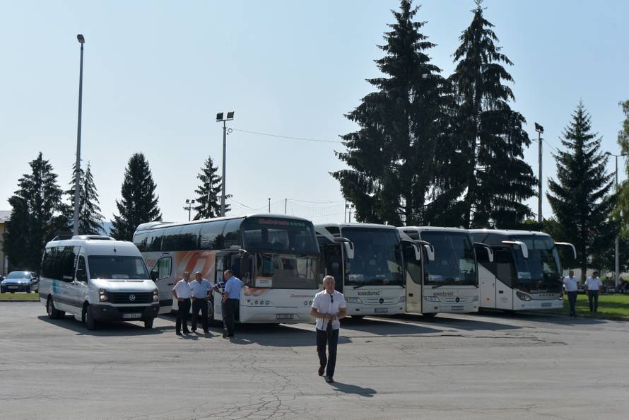 GospiÄ: Äetiri autobusa Älanova HDZ-a krenulo je za Zagreb na sastanak s premijerom