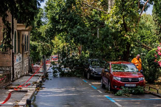 Nevrijeme poharalo Split, vatrogasci imaju pune ruke posla