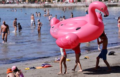 Na Bačvicama danas pravi ljetni dan: Plaža puna od ranog jutra