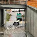 Snimka iz Zagreba: Auto zapeo u poplavljenom pothodniku