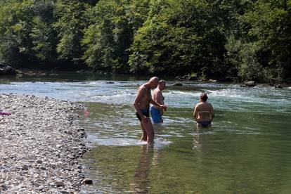 Brod na Kupi: Kupači hrabro na kupanju u rijeci Kupi na 14 stupnjeva