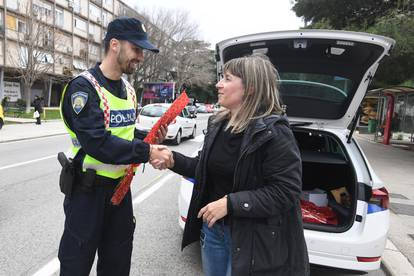 Dan žena i u prometu: Šibenski policajci davali ruže vozačicama