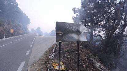 GALERIJA Opustošena Podgora: Umorni vatrogasci borili su se cijelu noć, vatra gutala čamce...