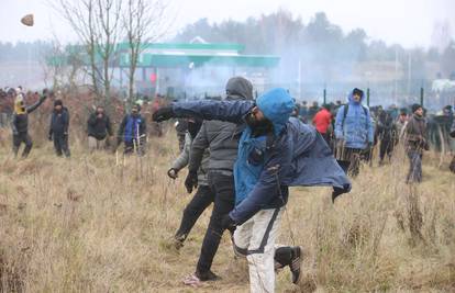 Migranti napali ogradu, bacali kamenje i boce, Poljaci uzvratili suzavcem. Ozlijeđen policajac