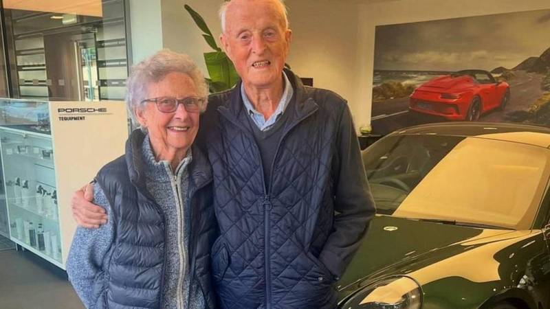 Malo smo ušparali: Penzioneri si za 70 godina braka kupili prvi Porsche: 'Mogu vam biti unuk?'