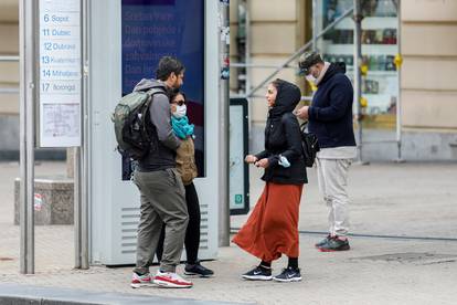 Zagreb: Prohladno i promjenjivo vrijeme navelo je građane na topliju odjeću