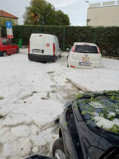 U Kaštelima su zapeli u ledu, a u Puli su se brčkali u moru...