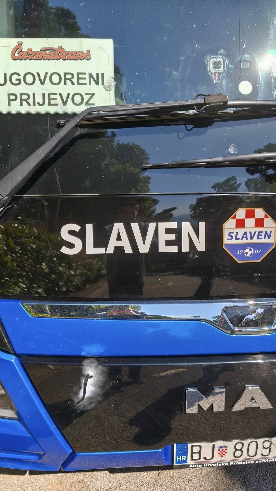 FOTO Divljaci u Opatiji bacali bengalke na prozore Slavenovih igrača! Razbili i staklo autobusa