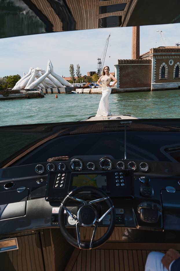 Prizori koji ostavljaju bez daha! Pogledajte modele u mokrim haljinama na jahtama u Veneciji