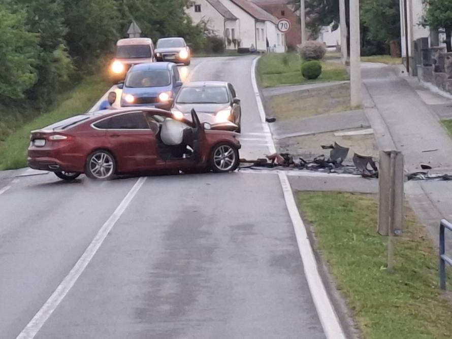 FOTO STRAVE Jedan mrtav u sudaru kod Požege: Vatrogasci rezali lim auta da izvuku ljude